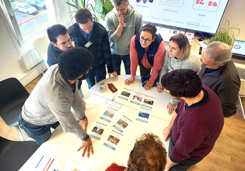 Groupe de 8 acteurs de la construction en train de participer à un atelier ludique